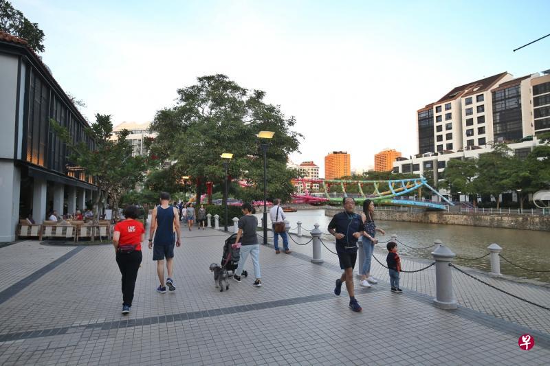 公众在阿卡夫桥(Alkaff Bridge)附近跑步和散步。(谢智扬摄) 公众在阿卡夫桥(Alkaff Bridge)附近跑步和散步。(谢智扬摄)