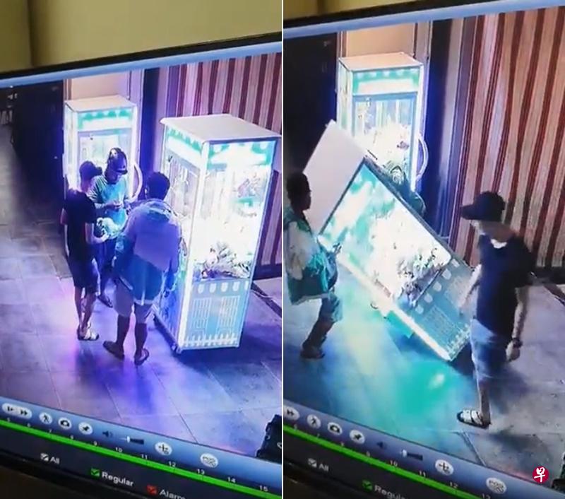 电眼拍到三人将夹娃娃机倾斜,“倒”出逾10多只玩具。(取自面簿) 电眼拍到三人将夹娃娃机倾斜,“倒”出逾10多只玩具。(取自面簿)