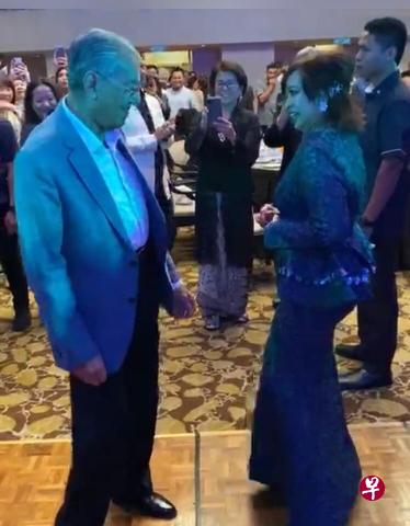马哈迪和女儿随音乐的节奏起舞，引起众人瞩目。（星洲日报）