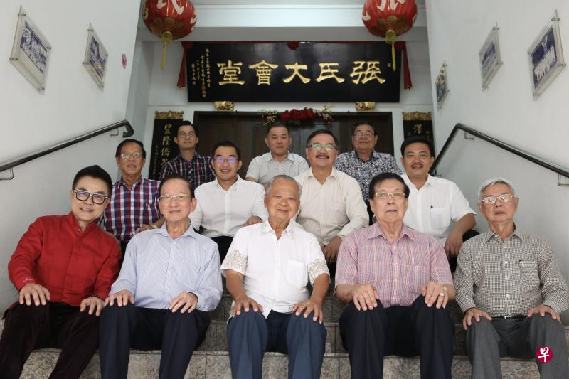 张氏总会和谐团结。前排左起为张仰兴、张金陵、张顺团、张家胜和张冲福;第二排左起为张双洲、张振铭、张昭通和张学彬;后排左起为张财源、张群发和张振兴。(陈佩敏摄) 张氏总会和谐团结。前排左起为张仰兴、张金陵、张顺团、张家胜和张冲福;第二排左起为张双洲、张振铭、张昭通和张学彬;后排左起为张财源、张群发和张振兴。(陈佩敏摄)