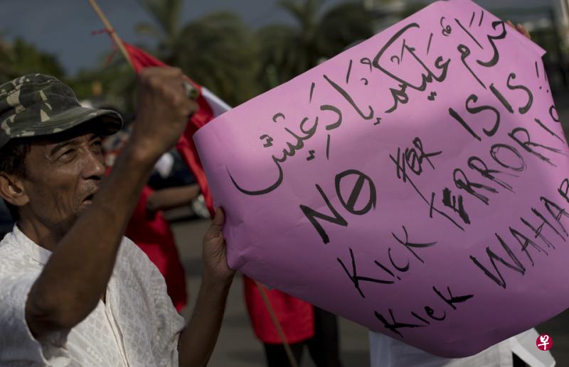 一批示威者上周在雅加达总统府外示威,反对让远赴中东加入极端组织“伊斯兰国”的印尼人返国。(安塔拉社) 一批示威者上周在雅加达总统府外示威,反对让远赴中东加入极端组织“伊斯兰国”的印尼人返国。(安塔拉社)