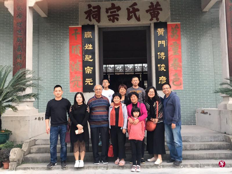 苏安·华素医生(前排右一)跟父亲华素博士(前排左三)、母亲谭雪萍(前排左四)和妻子丁美存(前排右二)去年12月到广东佛山探亲时,跟亲戚一行在佛山黄飞鸿纪念馆合照。(华素医生提供) 苏安·华素医生(前排右一)跟父亲华素博士(前排左三)、母亲谭雪萍(前排左四)和妻子丁美存(前排右二)去年12月到广东佛山探亲时,跟亲戚一行在佛山黄飞鸿纪念馆合照。(华素医生提供)