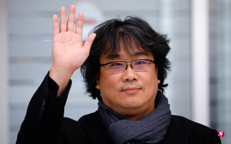 《寄生上流》导演奉俊昊16日下午抵达首尔仁川机场时,上百家媒体在现场迎接。(路透社) 《寄生上流》导演奉俊昊16日下午抵达首尔仁川机场时,上百家媒体在现场迎接。(路透社)