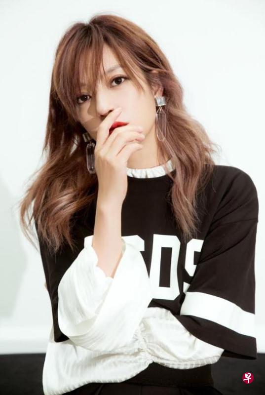 赵薇赞李南星:“他的气质在同龄男星中尤其独特,参演《谁》剧站出来的分量、霸气与魅力,诠释一个豪门贵气总裁,完全能令观众信服。”(受访者) 赵薇赞李南星:“他的气质在同龄男星中尤其独特,参演《谁》剧站出来的分量、霸气与魅力,诠释一个豪门贵气总裁,完全能令观众信服。”(受访者)