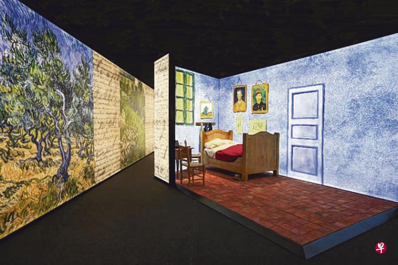 ←(左)访客参观“遇见文森特·梵高”沉浸式巡回展,可在梵高卧室的床上自拍。(取自互联网) ←(左)访客参观“遇见文森特·梵高”沉浸式巡回展,可在梵高卧室的床上自拍。(取自互联网)