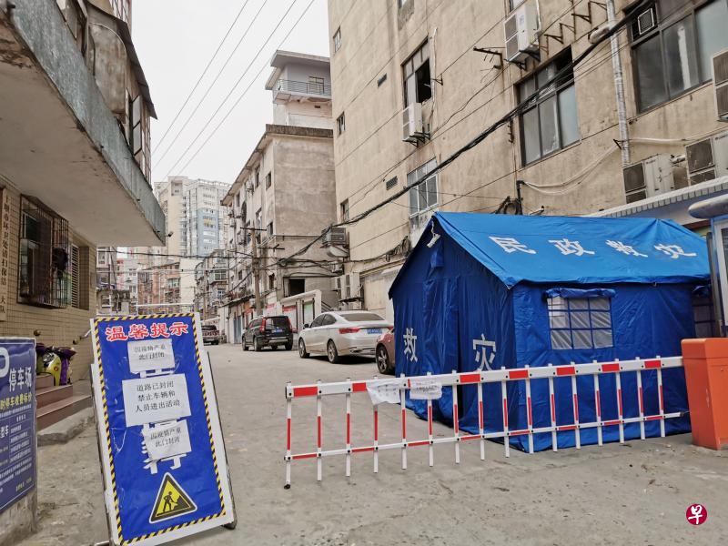 湖北省不同地方过去10天来,持续加码封控以应对2019冠状病毒疾病。其中,十堰市张湾区新冠肺炎疫情防控指挥部2月12日发布通告,宣布从当日24时起,该区全域实施“战时管制”。此后2月13日孝感大悟县、云梦县也分别宣布进入“战时管理”状态。图为2月14日拍摄的十堰东高速路口交通劝导点。(中新社) 湖北省不同地方过去10天来,持续加码封控以应对2019冠状病毒疾病。其中,十堰市张湾区新冠肺炎疫情防控指挥部2月12日发布通告,宣布从当日24时起,该区全域实施“战时管制”。此后2月13日孝感大悟县、云梦县也分别宣布进入“战时管理”状态。图为2月14日拍摄的十堰东高速路口交通劝导点。(中新社)