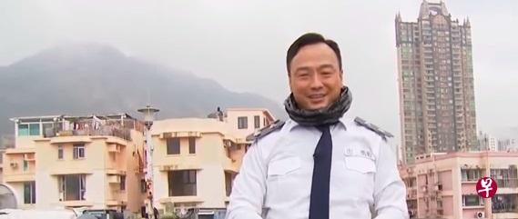 王喜在节目中幽默讽刺香港警方在抗疫工作中的表现。(网络) 王喜在节目中幽默讽刺香港警方在抗疫工作中的表现。(网络)