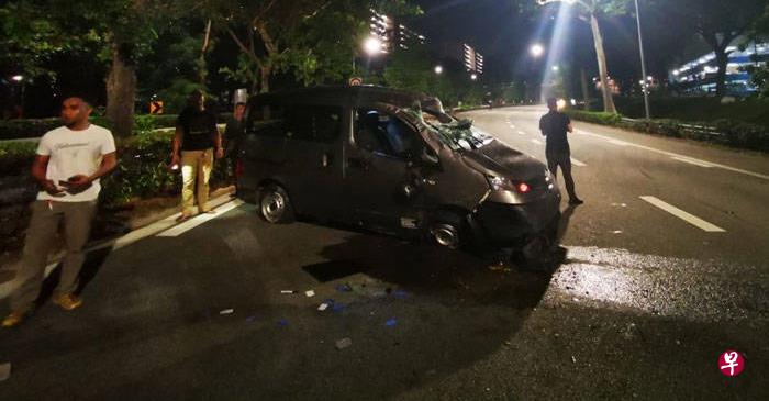 30岁的货车司机因涉嫌酒驾,在泛岛高速公路上翻车被捕。 (Stomp网站截图) 30岁的货车司机因涉嫌酒驾,在泛岛高速公路上翻车被捕。 (Stomp网站截图)