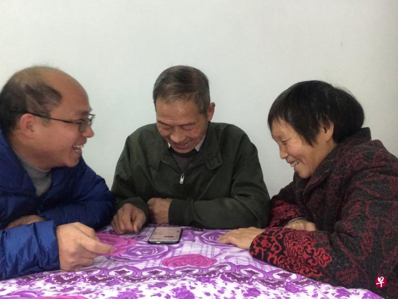 还在中国的华侨银行集团财务部副总裁易元东（左）有更多时间陪父母，农历新年期间，也教父母如何通过微信发红包和抢红包。（受访者提供）