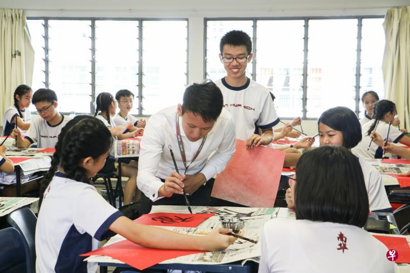 老师亲自写书法，教导学生如何写出好看的福字。（南华中学提供）