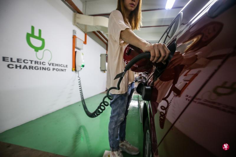 全岛目前有约1600个充电站。预计到了2030年,我国公共停车场会有多达2万8000个充电点,为电动车车主提供更多便利。(叶振忠摄) 全岛目前有约1600个充电站。预计到了2030年,我国公共停车场会有多达2万8000个充电点,为电动车车主提供更多便利。(叶振忠摄)