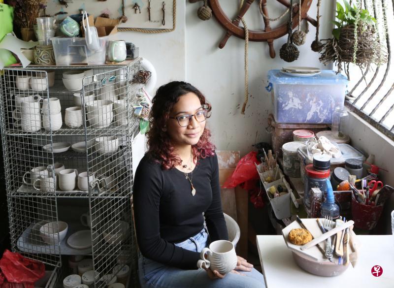 邬慕(Ummu Nabilah)的工作室设于自家阳台。 邬慕(Ummu Nabilah)的工作室设于自家阳台。