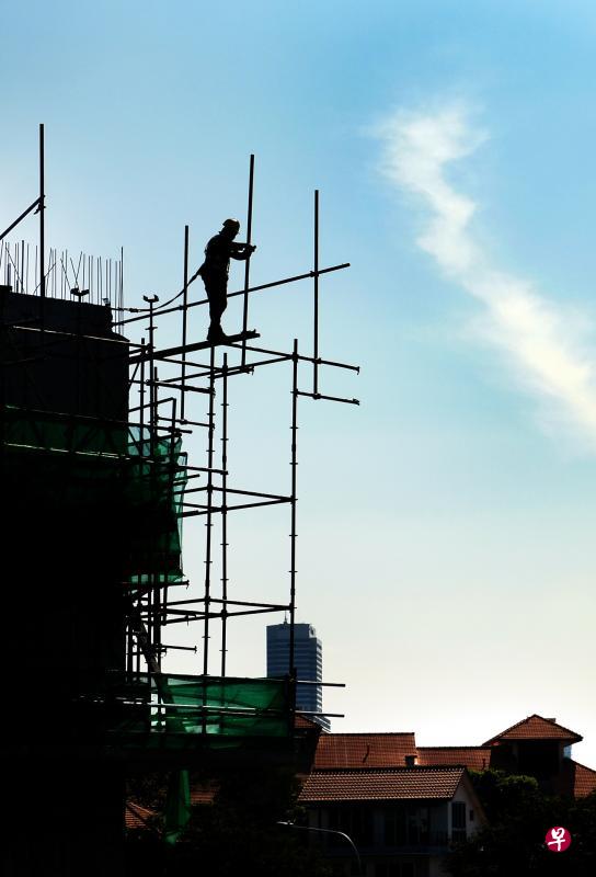 到了2023年,建筑业、海事造船业和加工业的S准证持有者最多只能占公司人手的15%。(曾坤顺摄) 到了2023年,建筑业、海事造船业和加工业的S准证持有者最多只能占公司人手的15%。(曾坤顺摄)