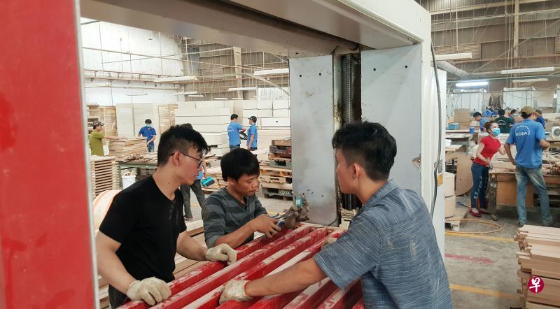 杜俊文（左）前年到越南实习三个月，在与当地工人的交流中累积许多宝贵经验，对未来的职业生涯也有了新的想法。（受访者提供）