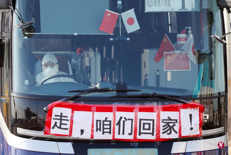 钻石公主号最后一批对2019冠状病毒疾病(COVID-19)检测结果呈阴性反应的约450乘客在星期五已下船,意味船上所有乘客已下船。(路透社) 钻石公主号最后一批对2019冠状病毒疾病(COVID-19)检测结果呈阴性反应的约450乘客在星期五已下船,意味船上所有乘客已下船。(路透社)