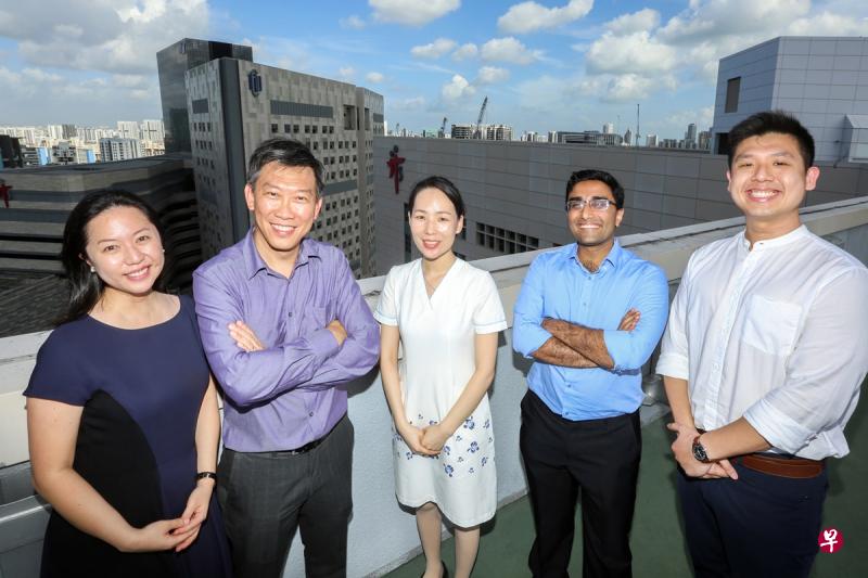 眼科顾问医生田志慧(左起)、普通外科副顾问医生桑德巴拉素巴曼尼亚、高级护士谢林林、麻醉、重症监护与疼痛医学科高级顾问医生蔡彬彬,以及矫形外科高级驻院医生黄嘉伟,都是陈笃生医院的医疗人员,但他们在冠病疫情期间都选择到国家传染病中心前线工作,检测和照顾可疑病患。(饶凯源摄) 眼科顾问医生田志慧(左起)、普通外科副顾问医生桑德巴拉素巴曼尼亚、高级护士谢林林、麻醉、重症监护与疼痛医学科高级顾问医生蔡彬彬,以及矫形外科高级驻院医生黄嘉伟,都是陈笃生医院的医疗人员,但他们在冠病疫情期间都选择到国家传染病中心前线工作,检测和照顾可疑病患。(饶凯源摄)