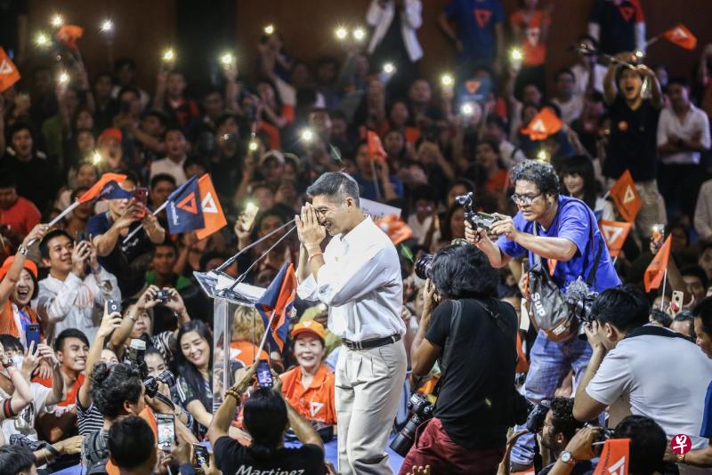 泰国反对党未来前进党在党魁塔纳通(中)的率领下,去年3月大选横扫下议院500个议席中的80席,一跃成为泰国第三大党。(档案照) 泰国反对党未来前进党在党魁塔纳通(中)的率领下,去年3月大选横扫下议院500个议席中的80席,一跃成为泰国第三大党。(档案照)