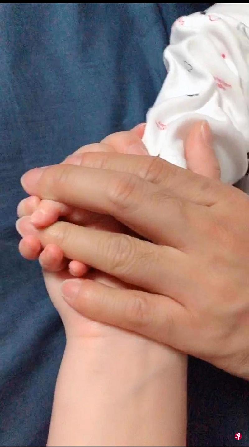 女销售员与丈夫和6个月大宝宝昨出院,如今一家团聚。(受访者提供) 女销售员与丈夫和6个月大宝宝昨出院,如今一家团聚。(受访者提供)