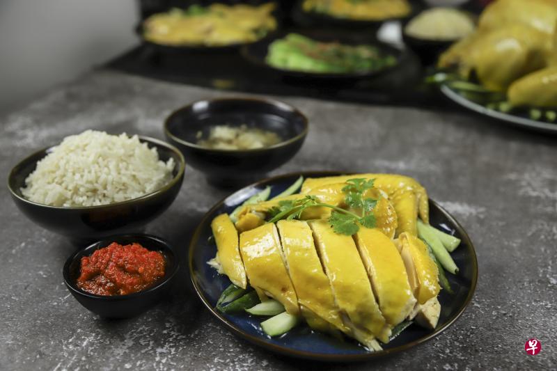 “郑家鸡饭”以上乘食材和传统方式,力求重现古早味鸡饭。 “郑家鸡饭”以上乘食材和传统方式,力求重现古早味鸡饭。