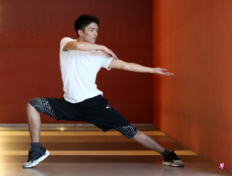 ←欧阳在家勤于备课,也看舞蹈节目看到过瘾。(档案照) ←欧阳在家勤于备课,也看舞蹈节目看到过瘾。(档案照)