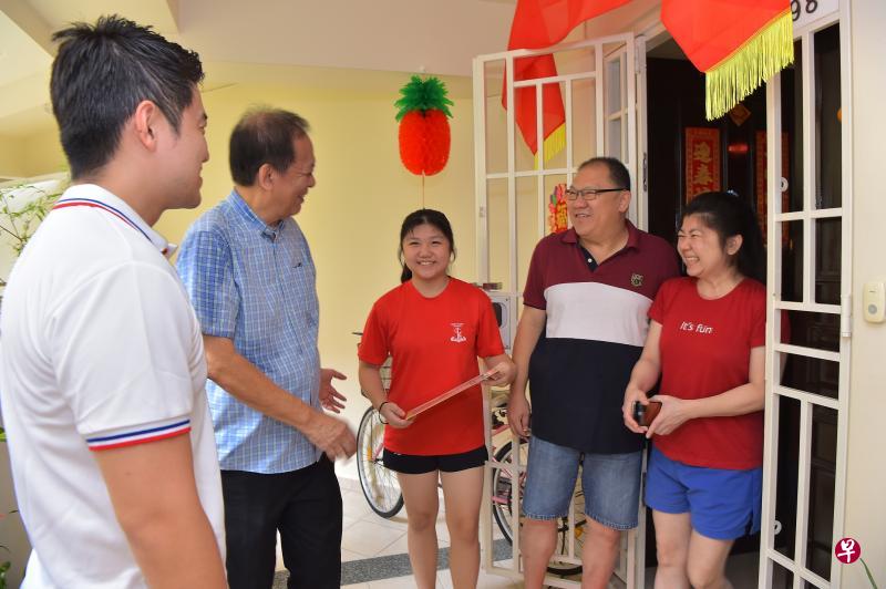 议员张有福(左二)与基层义工黄世扬(左一)亲自到榜鹅东居民家做访问,并给获奖学生送上奖状。(取自面簿) 议员张有福(左二)与基层义工黄世扬(左一)亲自到榜鹅东居民家做访问,并给获奖学生送上奖状。(取自面簿)