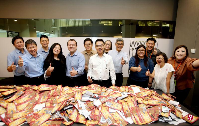 出席幸运抽奖的特别嘉宾包括松鹤香米的代表,东成物产私人有限公司执行董事朱耀发(左二)、营运总监黄国源(左五)和销售总监刘汉忠(左七),以及《联合晚报》副总编辑陈来水(左六)和报业控股广告部副主任梅志光(右五)。(严宣融摄) 出席幸运抽奖的特别嘉宾包括松鹤香米的代表,东成物产私人有限公司执行董事朱耀发(左二)、营运总监黄国源(左五)和销售总监刘汉忠(左七),以及《联合晚报》副总编辑陈来水(左六)和报业控股广告部副主任梅志光(右五)。(严宣融摄)