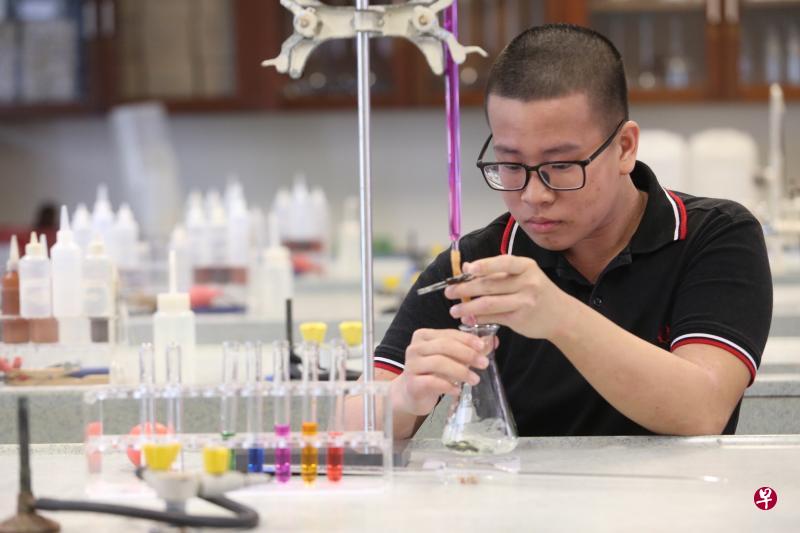 擅长理科的胡锦源对化学尤其感兴趣,希望未来的专业和工作是跟化学有关。(唐家鸿摄) 擅长理科的胡锦源对化学尤其感兴趣,希望未来的专业和工作是跟化学有关。(唐家鸿摄)