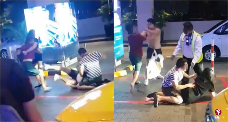 左图:条纹T恤男子用过肩摔把白衣男子摔在地上,然后出拳猛击。右图:白衣男子的衣服被扯破,赤裸上半身继续打架,黑衣女子和条纹T恤男子则在地上拉扯。(面簿视频截图) 左图:条纹T恤男子用过肩摔把白衣男子摔在地上,然后出拳猛击。右图:白衣男子的衣服被扯破,赤裸上半身继续打架,黑衣女子和条纹T恤男子则在地上拉扯。(面簿视频截图)