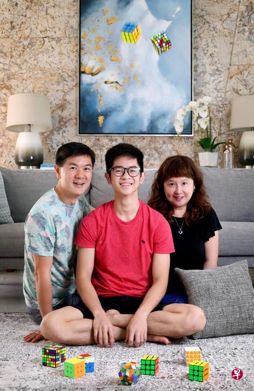 庄裕凯是五阶魔方的新加坡纪录保持者,他今日的成就,有赖父母一开始就采取开明的态度。小五迷上魔术方块,父母让他把玩,这些年借着练习与参赛,他从中学到各种成长所需的特质,也向父母证明了玩物“不丧志”。 庄裕凯是五阶魔方的新加坡纪录保持者,他今日的成就,有赖父母一开始就采取开明的态度。小五迷上魔术方块,父母让他把玩,这些年借着练习与参赛,他从中学到各种成长所需的特质,也向父母证明了玩物“不丧志”。