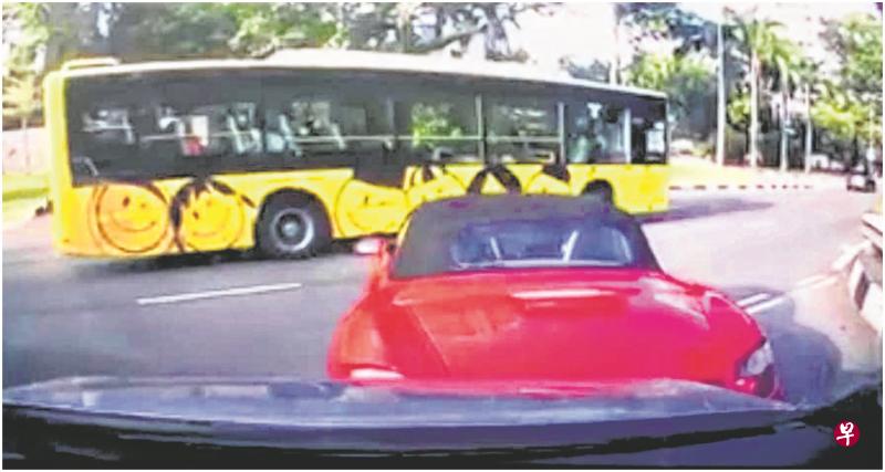 不慎擦撞红色保时捷后,私召车司机原本还在为修理费担心,没想到女车主大方原谅,不索取任何赔偿。(取自面簿) 不慎擦撞红色保时捷后,私召车司机原本还在为修理费担心,没想到女车主大方原谅,不索取任何赔偿。(取自面簿)