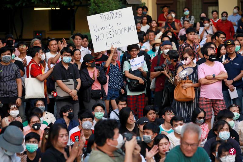 泰国国立法政大学学生会昨天傍晚在校园发起一场“快闪示威”以示抗议未来前进党遭解散,吸引超过500人参加。(路透社) 泰国国立法政大学学生会昨天傍晚在校园发起一场“快闪示威”以示抗议未来前进党遭解散,吸引超过500人参加。(路透社)