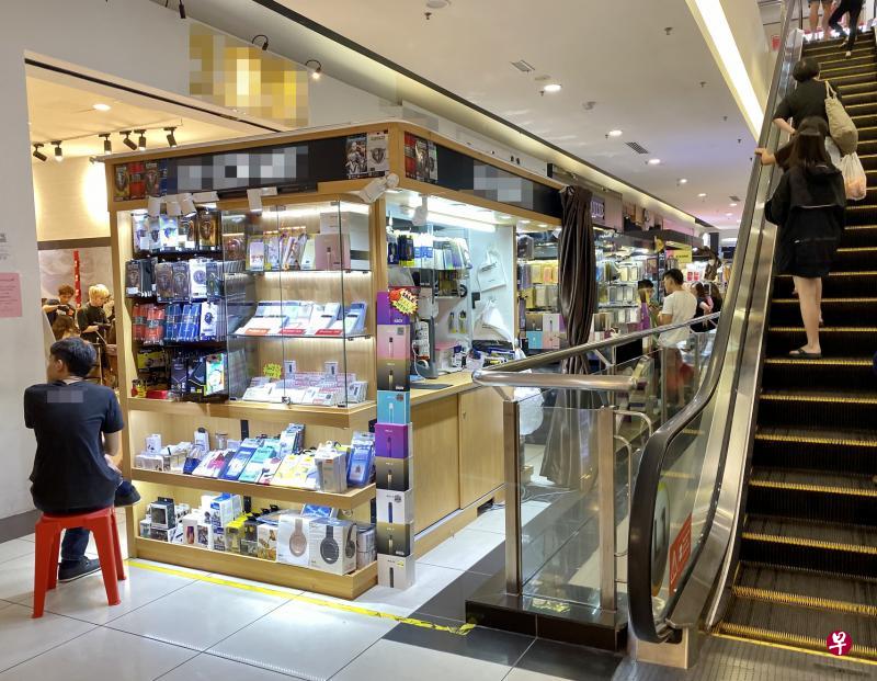 尽管柔佛州已于2016年起禁售电子烟,记者不久前走访新山距离关卡不远的一家商场时,仍发现有至少20个摊位和商店公然摆卖电子烟。 尽管柔佛州已于2016年起禁售电子烟,记者不久前走访新山距离关卡不远的一家商场时,仍发现有至少20个摊位和商店公然摆卖电子烟。