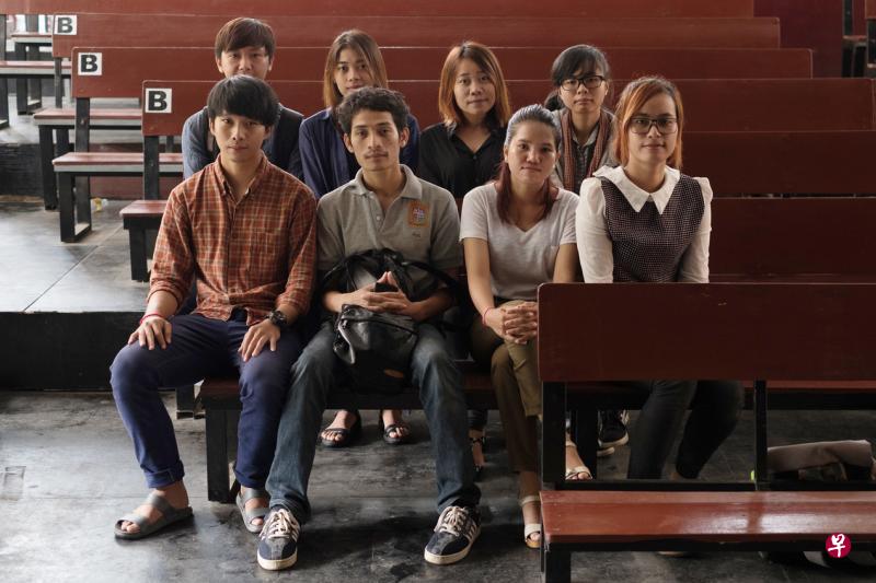 柬埔寨影院计划发起人,建筑师Hun Sokagna(前排右一)和她的团队通过各种途径,致力为当地的现代建筑留下史料。 柬埔寨影院计划发起人,建筑师Hun Sokagna(前排右一)和她的团队通过各种途径,致力为当地的现代建筑留下史料。