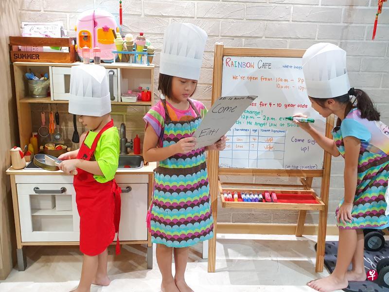 “彩虹餐厅”设计了有各种各样食物的菜单。孩子们轮流负责点菜、下厨、摆盘和收钱,甚至分发折扣餐券给食客——也就是爸爸妈妈。(吴韵双) “彩虹餐厅”设计了有各种各样食物的菜单。孩子们轮流负责点菜、下厨、摆盘和收钱,甚至分发折扣餐券给食客——也就是爸爸妈妈。(吴韵双)