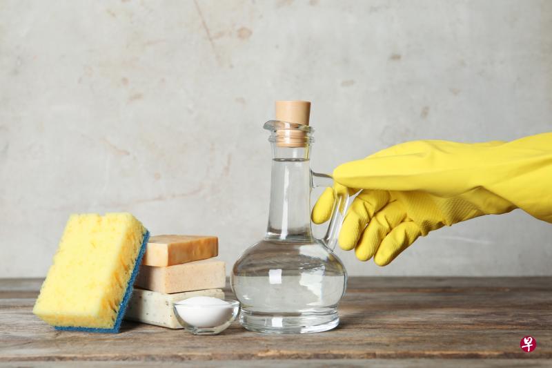 坊间流行使用白醋或米酒自制天然消毒液来抗菌。（iStock图片）