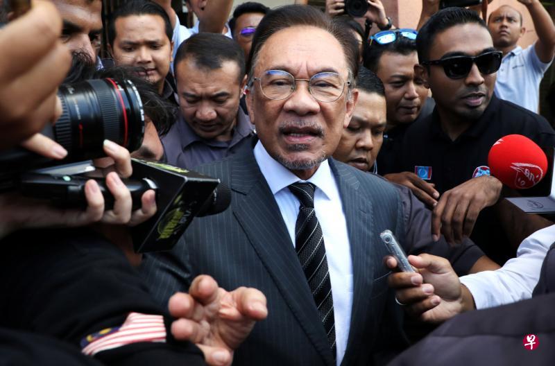 安华在觐见国家元首后,在公正党总部外告诉媒体,刚辞去首相职的马哈迪的名字遭到部分公正党及其他涉及“后门政府”计划政党领袖的滥用。(路透社) 安华在觐见国家元首后,在公正党总部外告诉媒体,刚辞去首相职的马哈迪的名字遭到部分公正党及其他涉及“后门政府”计划政党领袖的滥用。(路透社)