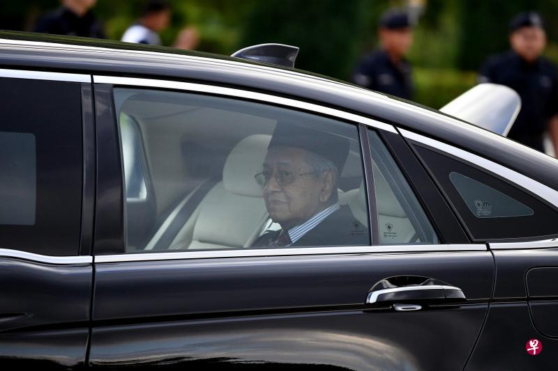 马来西亚首相马哈迪周一到国家王宫觐见国家元首后，乘车离去。（法新社）