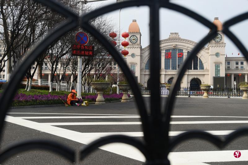 封城逾一个月的武汉,昨天出现昙花一现的解封迹象,当局宣布允许特定人员分批出城,但四个小时后收回成命,被舆论批评“朝令夕改”。这是汉口火车站附近的环卫工人,这座火车站自1月23日就暂停运营至今。(路透社) 封城逾一个月的武汉,昨天出现昙花一现的解封迹象,当局宣布允许特定人员分批出城,但四个小时后收回成命,被舆论批评“朝令夕改”。这是汉口火车站附近的环卫工人,这座火车站自1月23日就暂停运营至今。(路透社)