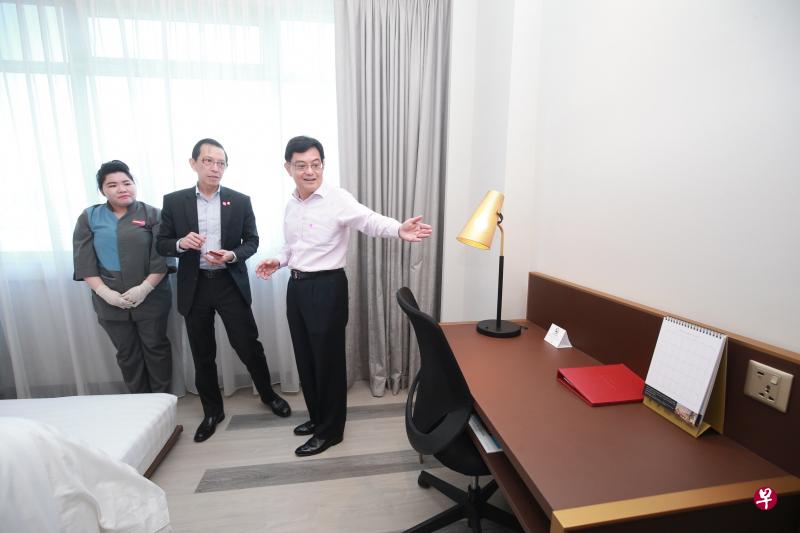 副总理兼财政部长王瑞杰(右一)今早到吉真宾乐雅酒店,了解酒店的自动化设施和客房清洁程序以及应对冠病疫情的措施。(唐家鸿摄) 副总理兼财政部长王瑞杰(右一)今早到吉真宾乐雅酒店,了解酒店的自动化设施和客房清洁程序以及应对冠病疫情的措施。(唐家鸿摄)