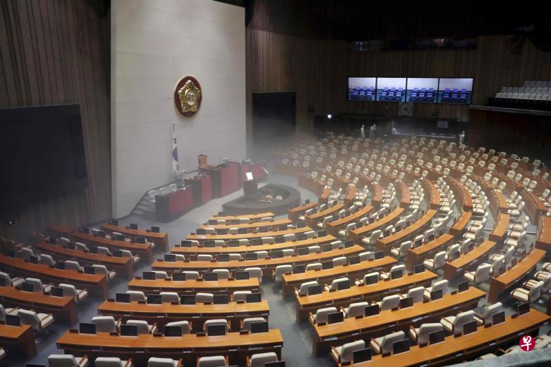 一名确诊病患上周曾到首尔国会议会堂出席会议,导致原定25日举行的国会取消,害虫管理协会的人员也到场消毒。(法新社) 一名确诊病患上周曾到首尔国会议会堂出席会议,导致原定25日举行的国会取消,害虫管理协会的人员也到场消毒。(法新社)