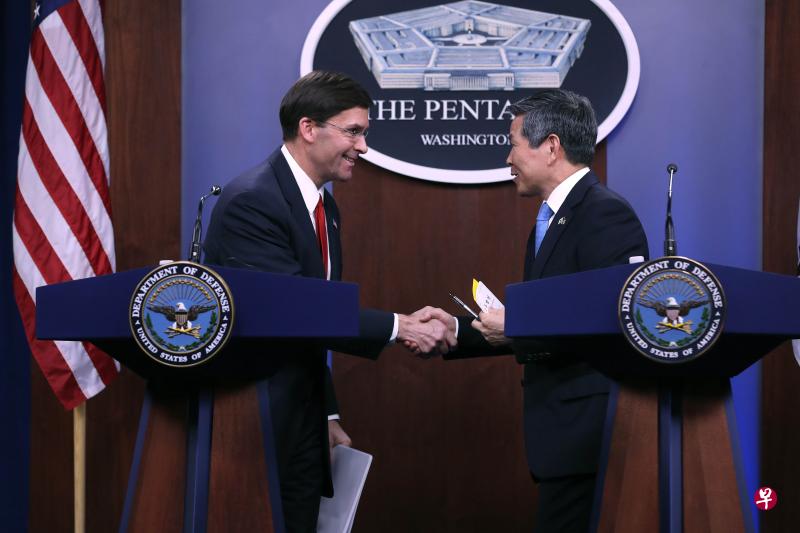 韩国防长郑景斗访问华盛顿,与美国防长埃斯珀举行会谈。(法新社) 韩国防长郑景斗访问华盛顿,与美国防长埃斯珀举行会谈。(法新社)