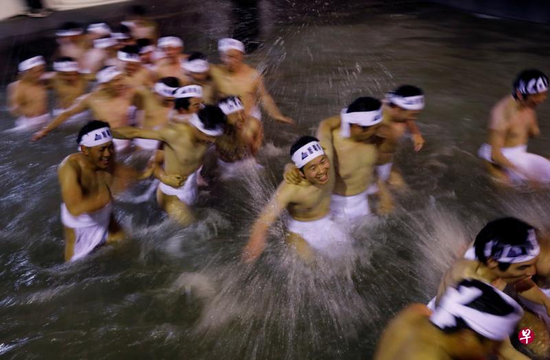 参与“裸祭”的近万名日本男人们穿着“六尺裈”,在进入寺院之前先以冰水清洁身体。(路透社) 参与“裸祭”的近万名日本男人们穿着“六尺裈”,在进入寺院之前先以冰水清洁身体。(路透社)