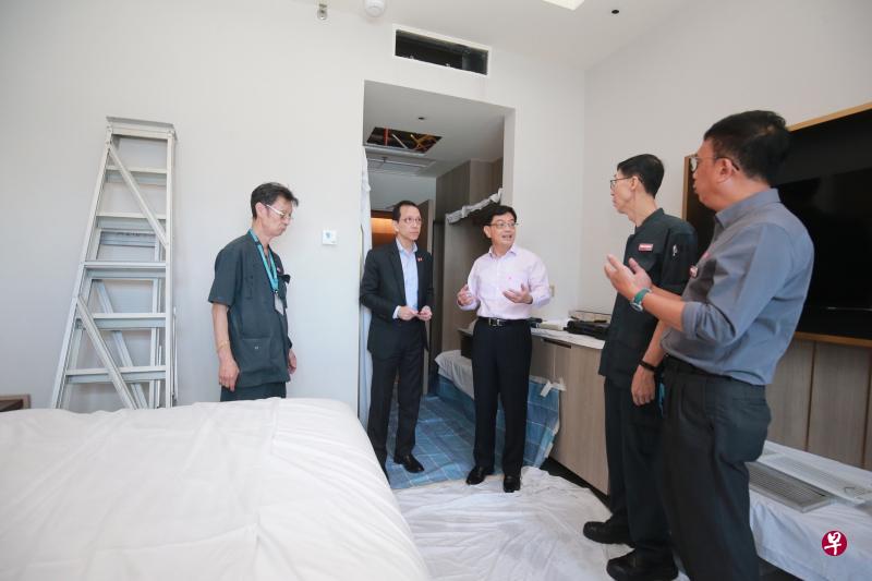 副总理王瑞杰(中)向吉真宾乐雅酒店总经理翁敦杰(左二)及维修团队了解酒店所采取的客房防御性维修程序。(唐家鸿摄) 副总理王瑞杰(中)向吉真宾乐雅酒店总经理翁敦杰(左二)及维修团队了解酒店所采取的客房防御性维修程序。(唐家鸿摄)