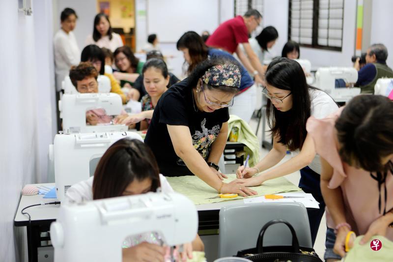 报名参加速成班的义工多数有一些缝纫功底,或者是极有兴趣。大家热情高涨,学习气氛热络。(严宣融摄) 报名参加速成班的义工多数有一些缝纫功底,或者是极有兴趣。大家热情高涨,学习气氛热络。(严宣融摄)