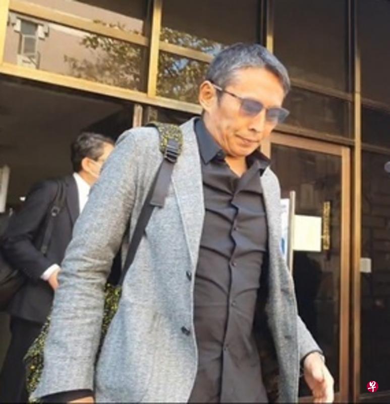 钮承泽昨天出庭,对记者的询问始终不发一语,并以微笑带过。(互联网) 钮承泽昨天出庭,对记者的询问始终不发一语,并以微笑带过。(互联网)