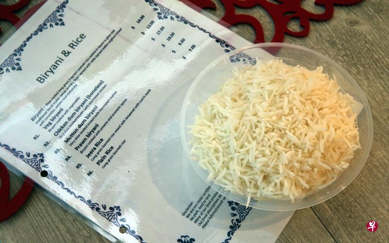餐馆老板指,售卖的是印度香米,都有明码标价。(刘启成摄) 餐馆老板指,售卖的是印度香米,都有明码标价。(刘启成摄)