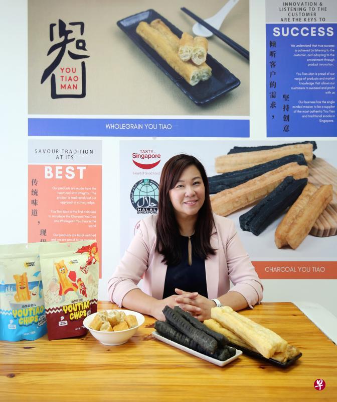 周倩如发挥创意，除了先后推出竹炭油条和全麦油条，近期更同一家食品服务公司的第二代联合创立公司，推出前所未见的油条香脆片。（龙国雄摄）
