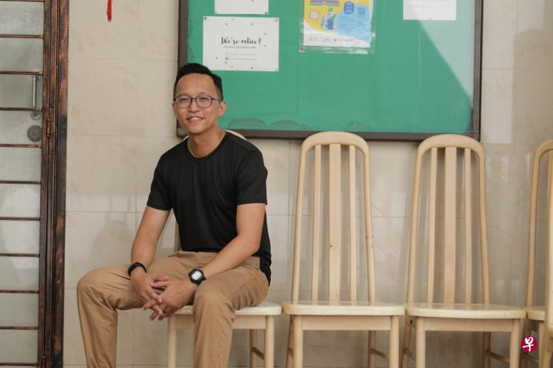 李庆文30岁时放弃自己熟悉的媒体工作,转而到邻里帮助商家开辟数码业务。(林国明摄) 李庆文30岁时放弃自己熟悉的媒体工作,转而到邻里帮助商家开辟数码业务。(林国明摄)