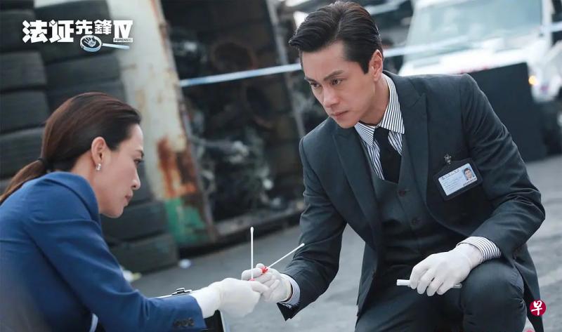 黄浩然(右)和陈炜等人办案时表情严肃,西装革履,讲述大段让人难消化的专业名词。(互联网) 黄浩然(右)和陈炜等人办案时表情严肃,西装革履,讲述大段让人难消化的专业名词。(互联网)
