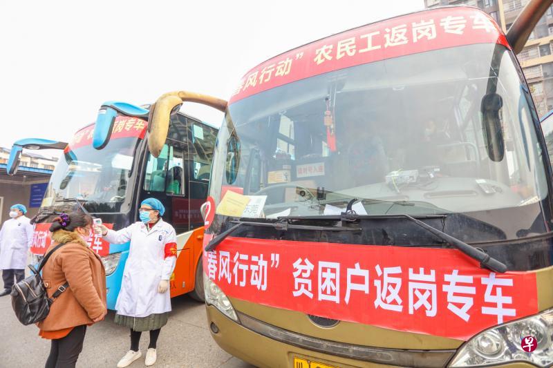 在四川省遂宁市蓬溪县客运站,外出务工人员前天在登上返岗专车前接受体温检测。(新华社) 在四川省遂宁市蓬溪县客运站,外出务工人员前天在登上返岗专车前接受体温检测。(新华社)